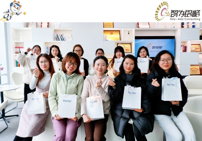 溫柔不讓，自信生花丨智為銘略祝每一位自信又從容的你，節(jié)日快樂(lè)